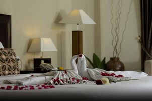 Ropa de cama de alta calidad y caja de seguridad en la habitación 