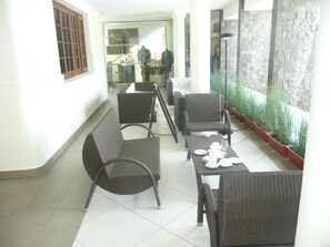 Coin salon dans le hall