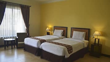 Seprai premium, brankas, meja kerja, dan setrika/meja setrika