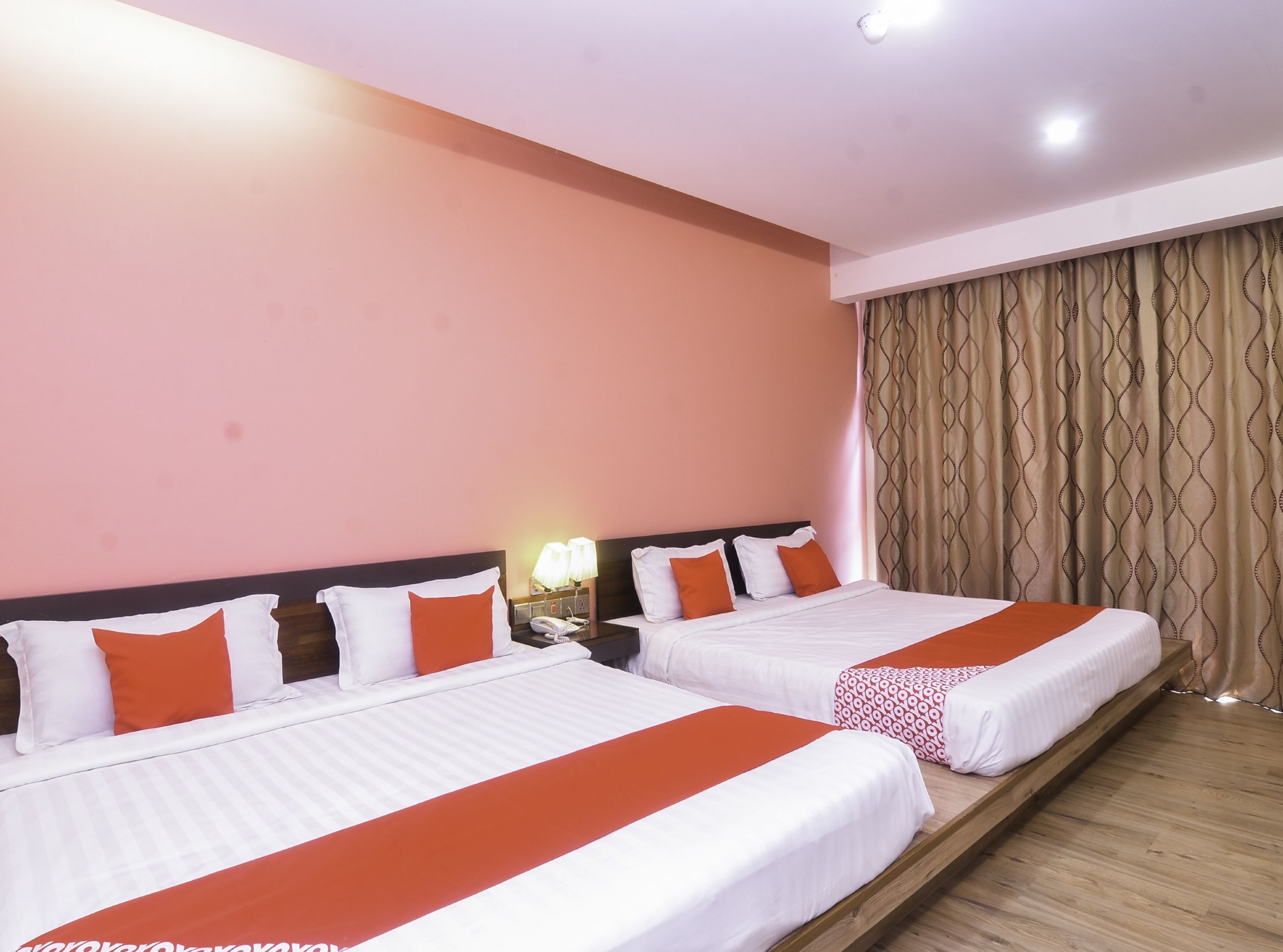 Superior Queen | Desk, iron/ironing board, free WiFi