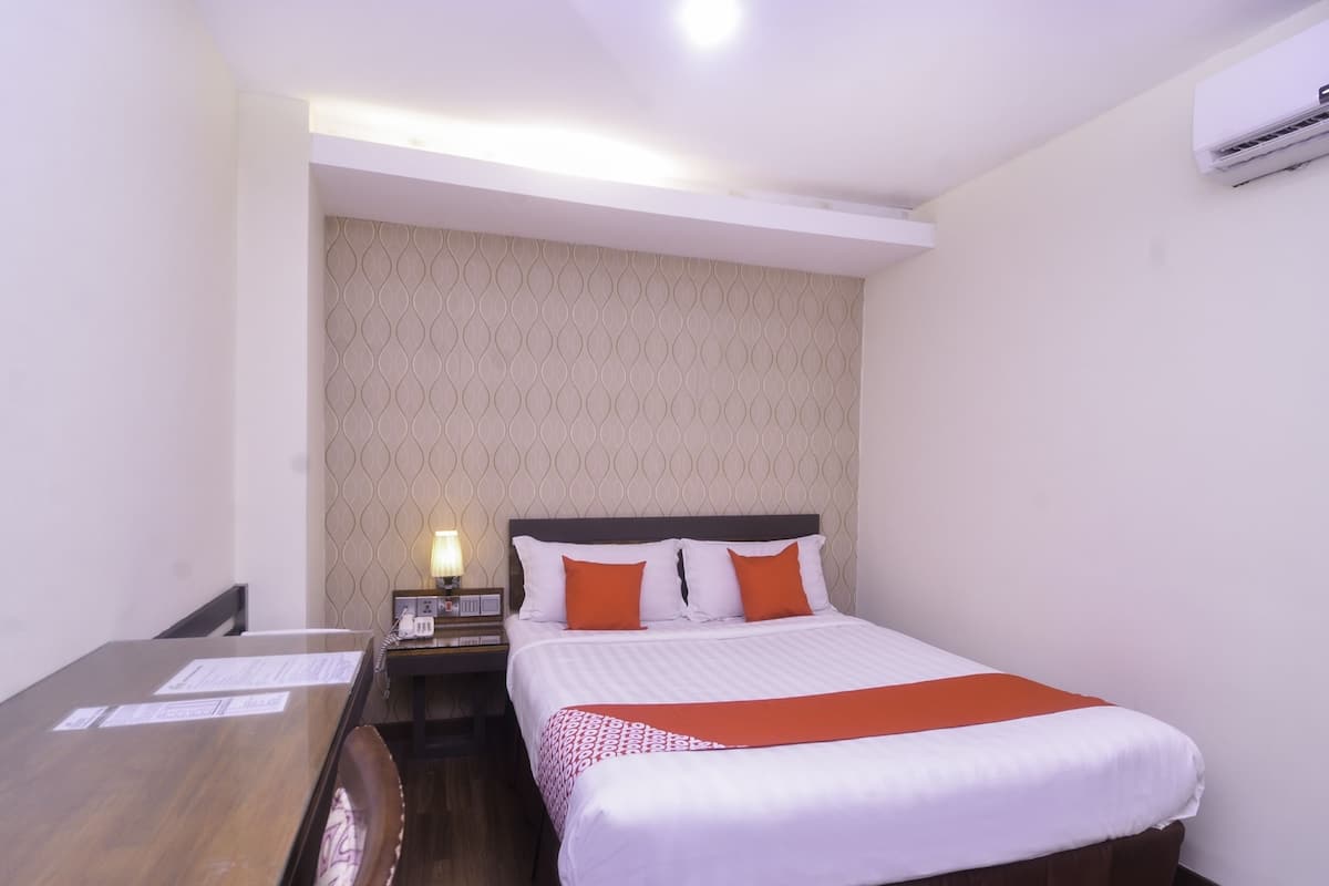 标准房 (1 Queen Bed) | 办公桌、熨斗/熨衣板、免费 WiFi