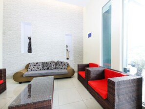 Lobby sitting area - Nova Kuching Hotel (Kuching)