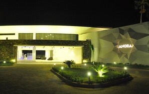 숙박 시설 정면 - 저녁/밤