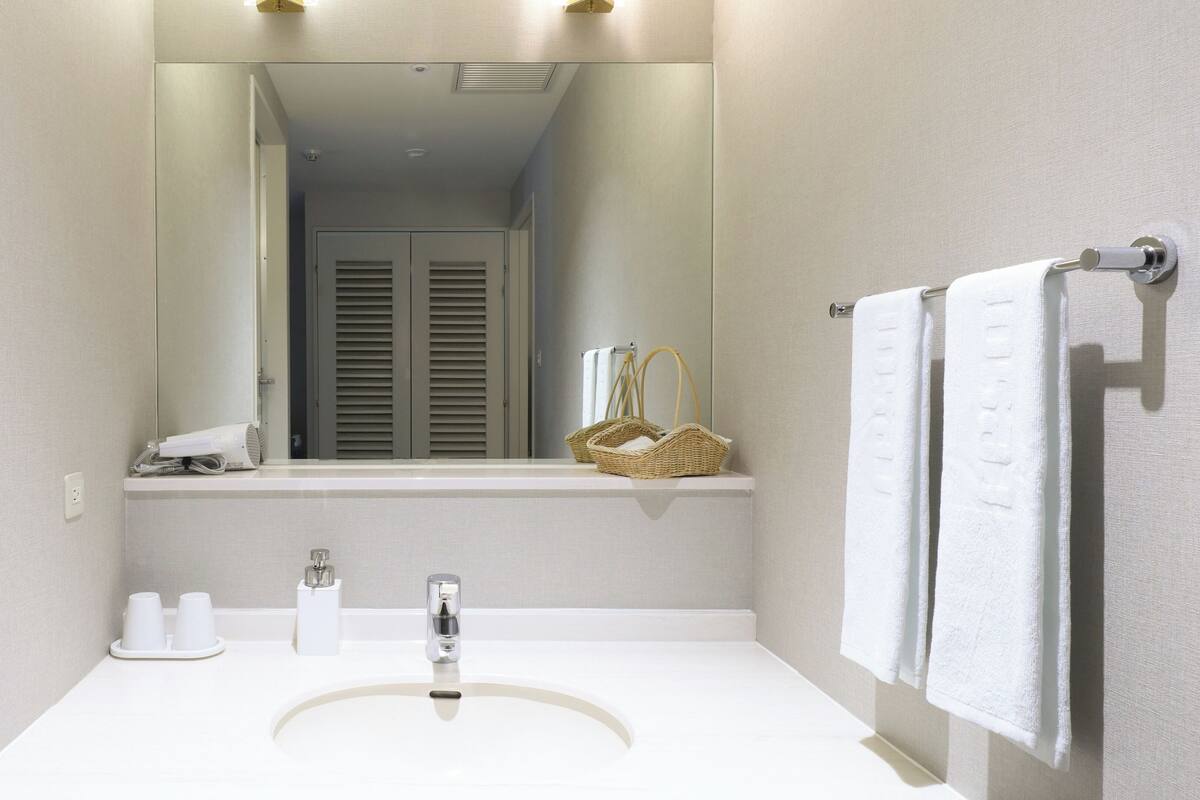 Bathroom | Combined shower/tub, free toiletries, hair dryer, slippers