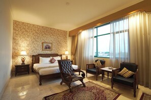 Premium-sviitti | Ylelliset vuodevaatteet, minibaari, tallelokero huoneessa, työpöytä