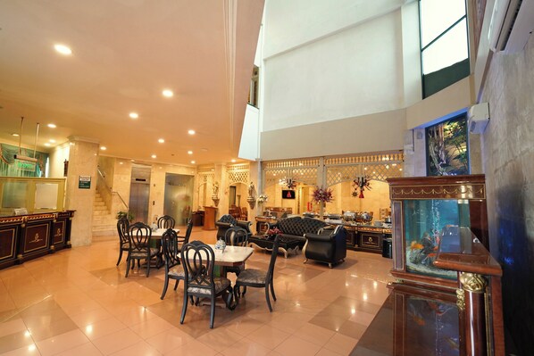 Lobby sitting area - Hotel Indah Palace Solo (Surakarta)