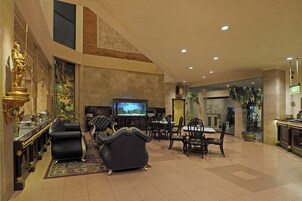 Lobby lounge