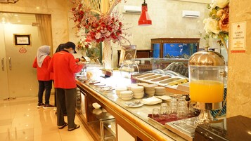 Se ofrece un desayuno bufé todos los días (por un coste adicional)