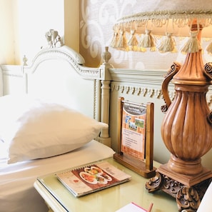 Premium bedding, minibar, in-room safe, desk - Hotel Indah Palace Solo (Surakarta)