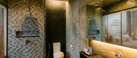 Une salle de bain moderne équipée d’une douche, de toilettes et d’un lavabo.