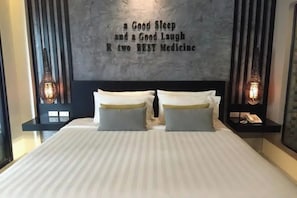 Quarto casal superior | Cofres nos quartos, escrivaninha, cortinas blackout