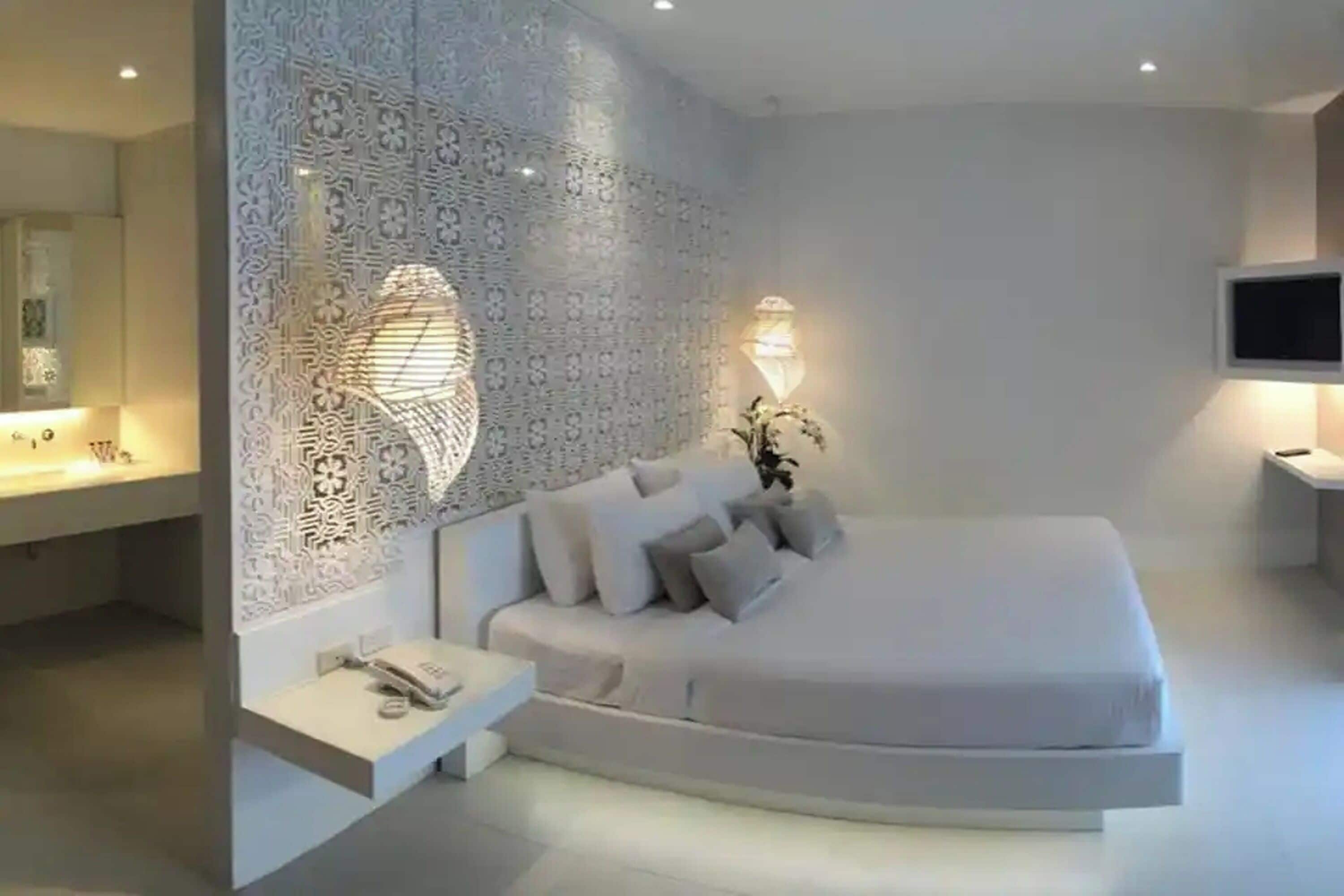 deluxe double room | 1 bedroom, in-room safe, desk, blackout curtains