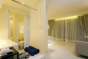 Dobbeltrom – deluxe | Safe på rommet, skrivebord, blendingsgardiner og strykejern/-brett