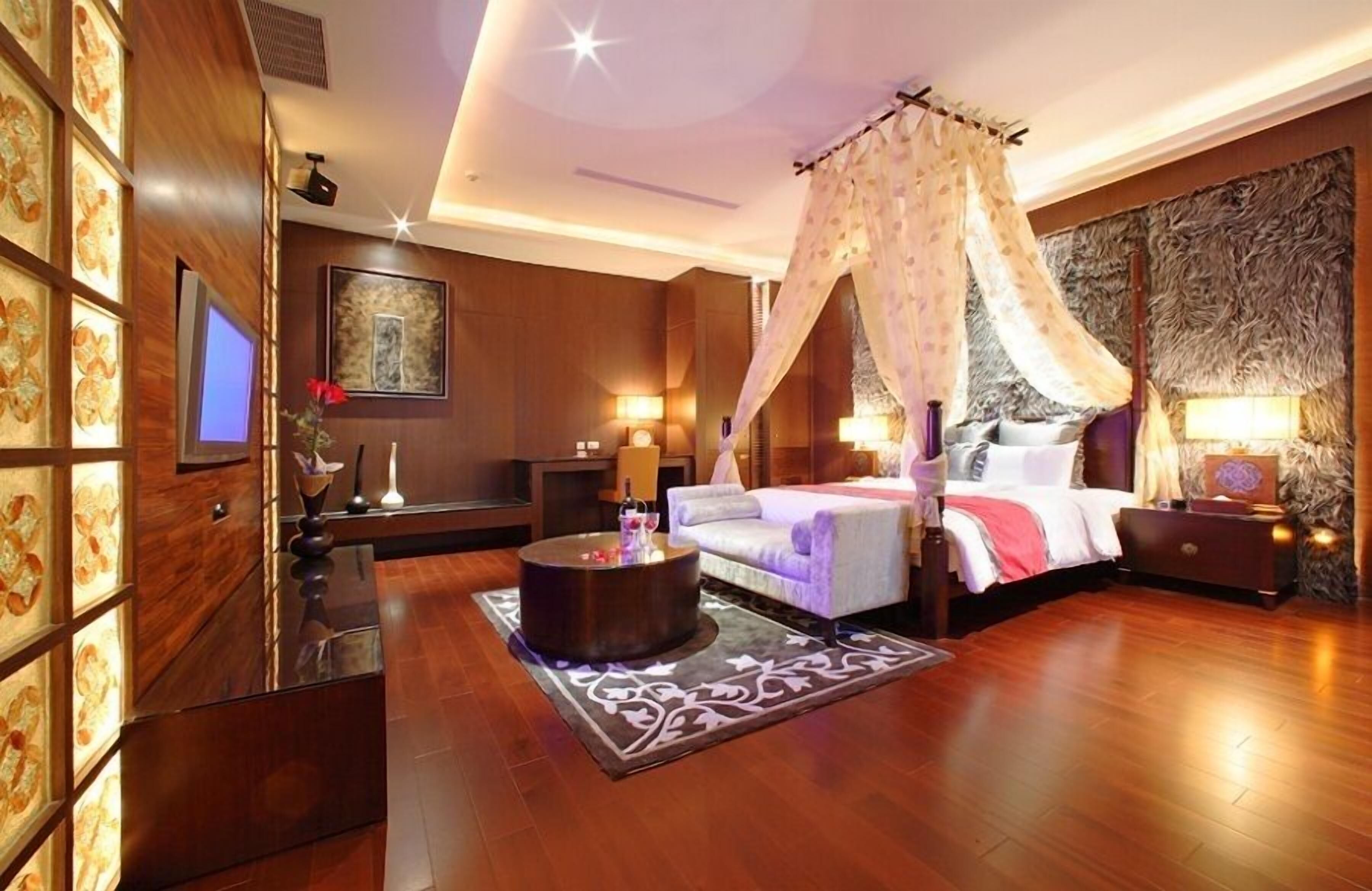 迷你吧、客房内保险箱、办公桌、隔音