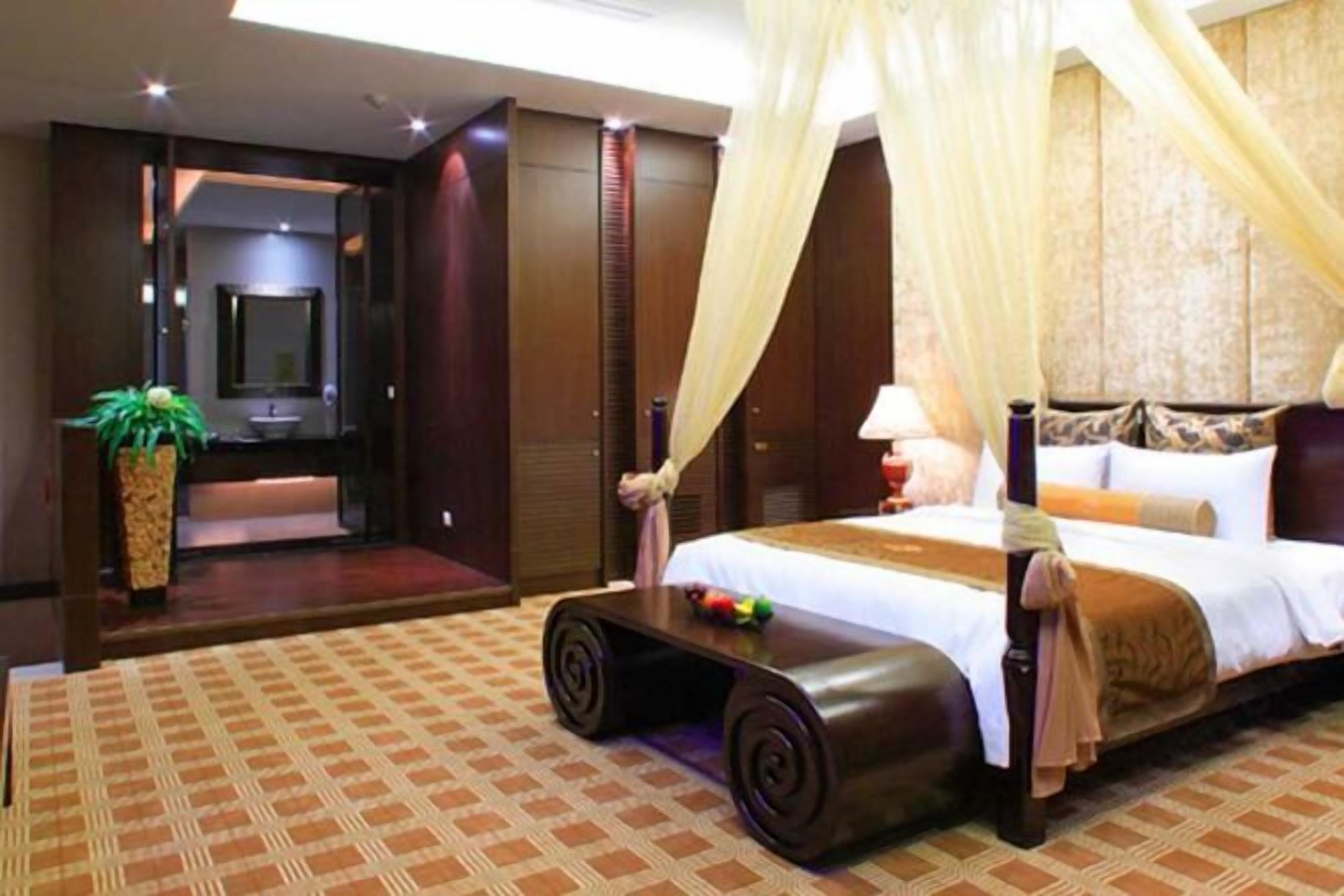 Frigobar, cofres nos quartos, escrivaninha, quartos à prova de som