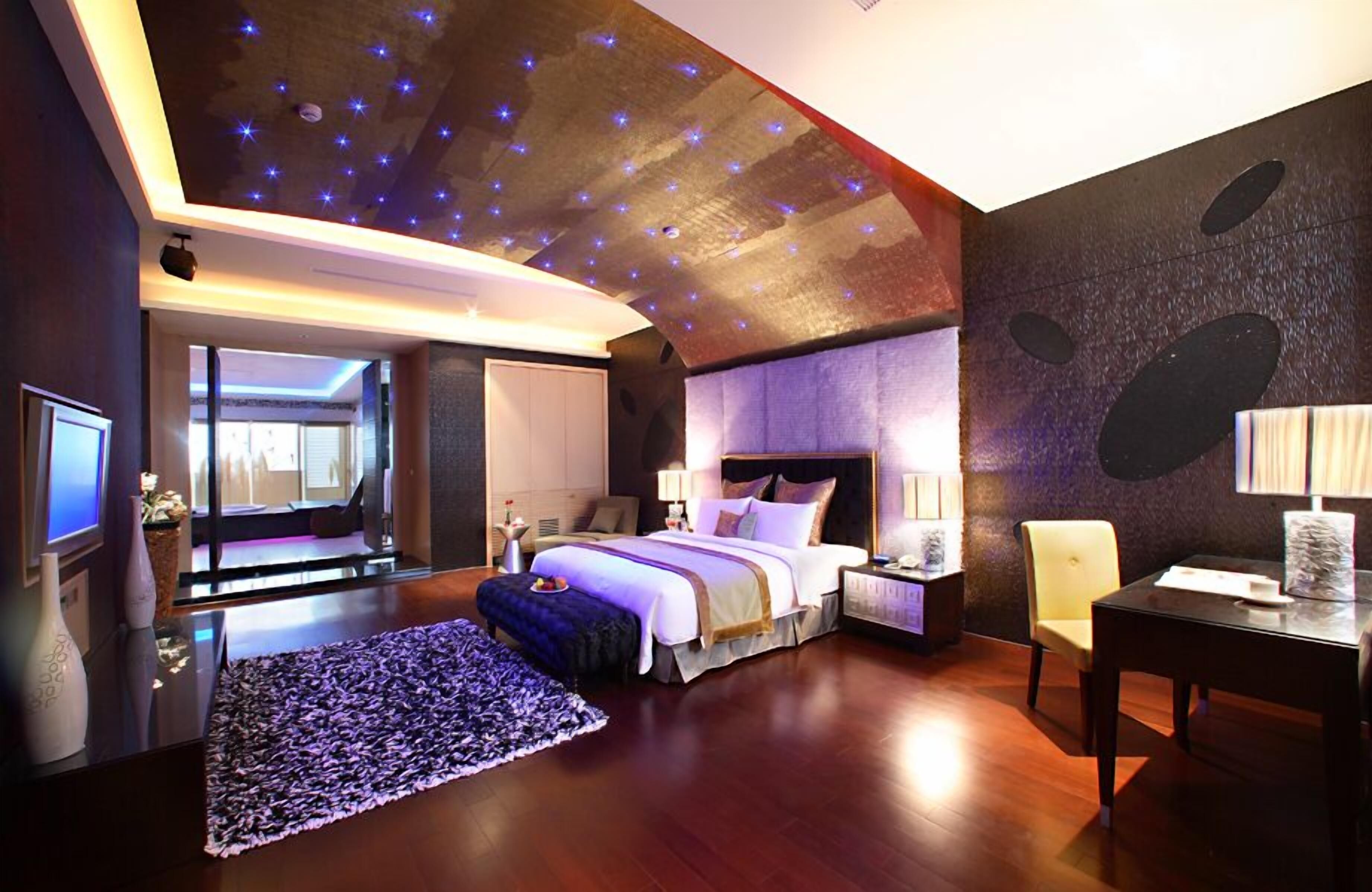 迷你吧、客房内保险箱、办公桌、隔音