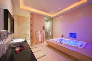 Family Suite A | Bathroom | Combined shower/tub, jetted tub, hair dryer, slippers - Amain Boutique Motel Tucheng (New Taipei City)
