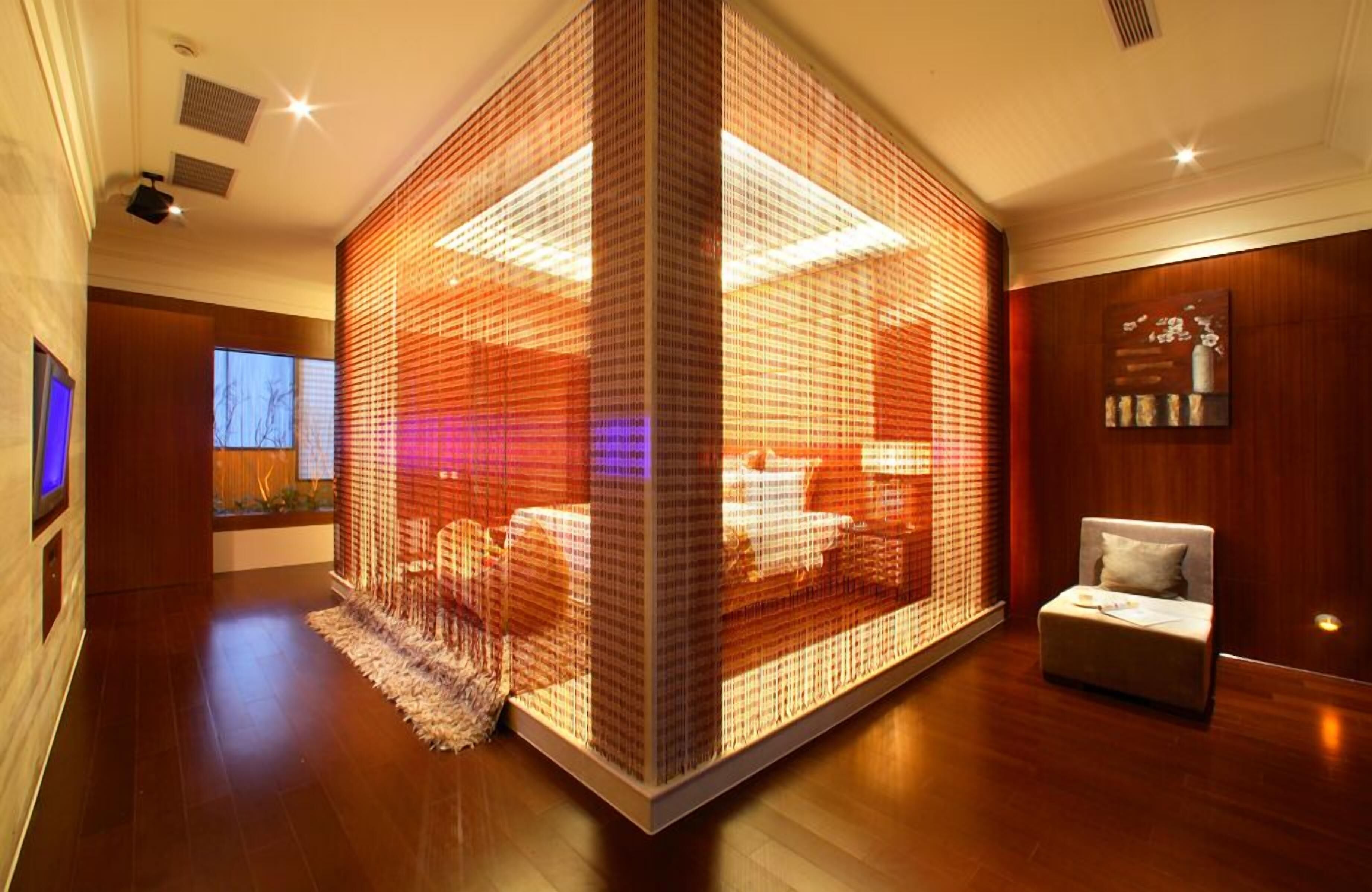 迷你吧、客房内保险箱、办公桌、隔音