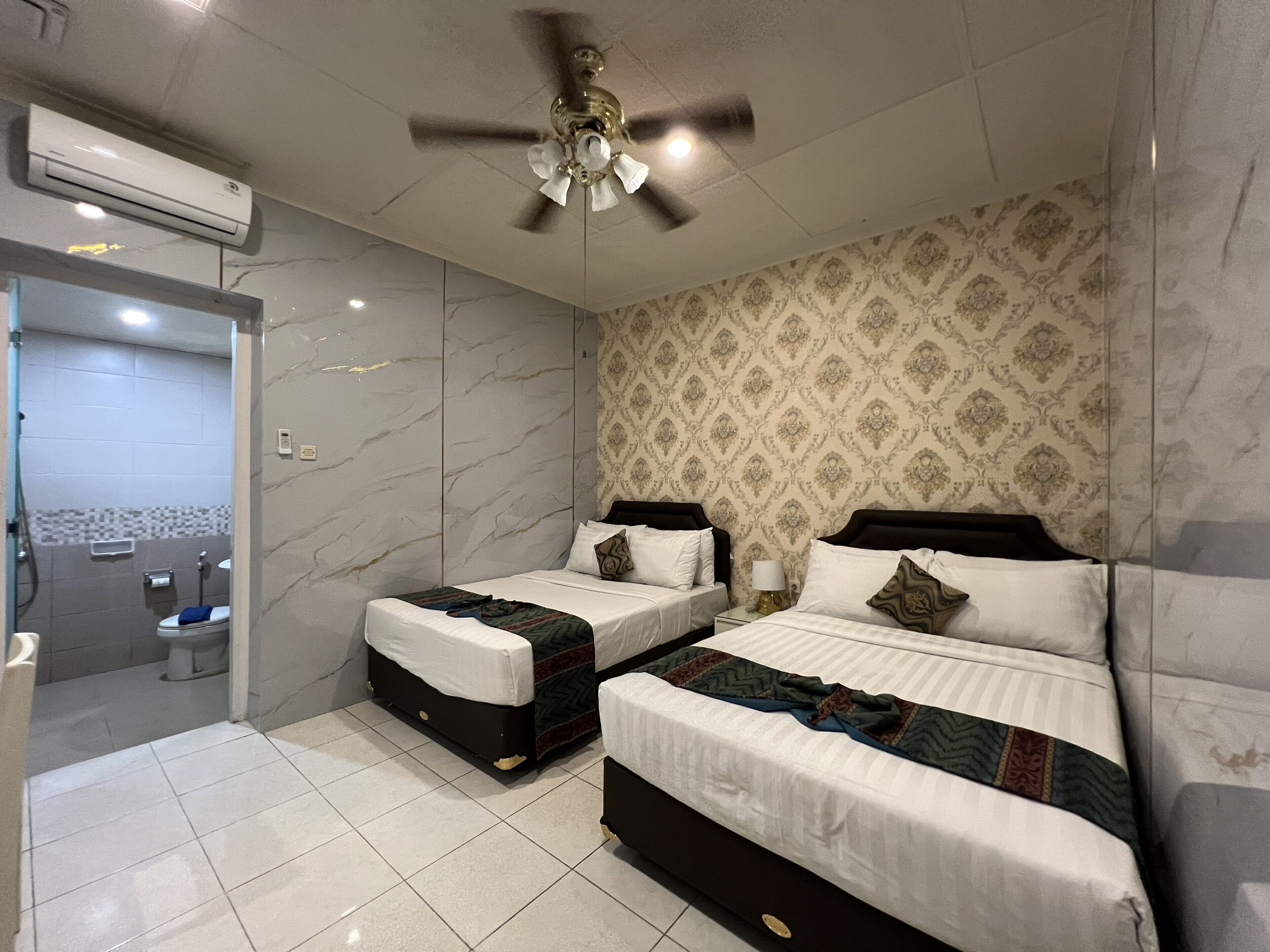 Kamar Deluks | Meja kerja, Wi-Fi gratis, dan seprai linen