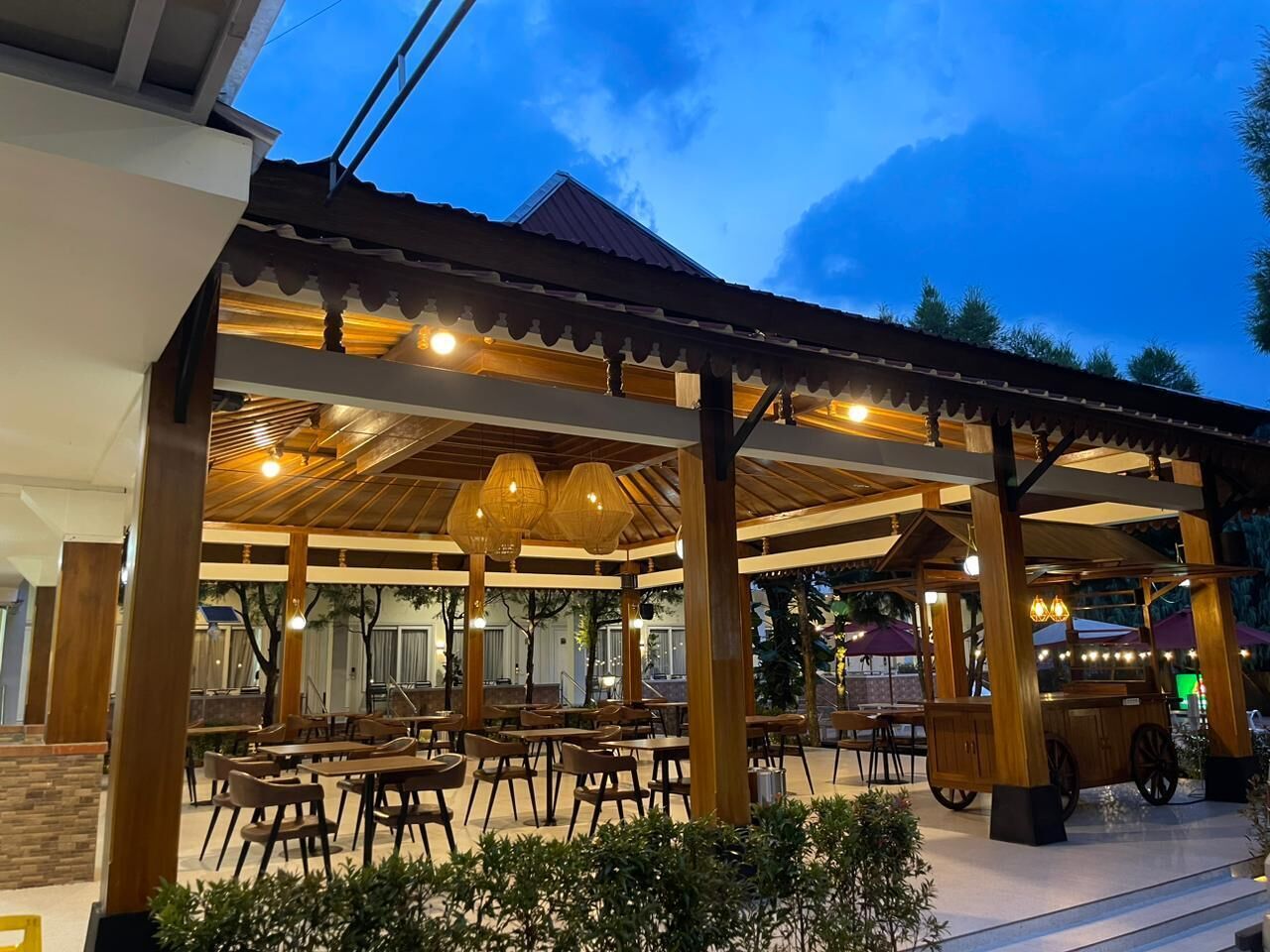 Breakfast, lunch, dinner served; international cuisine 