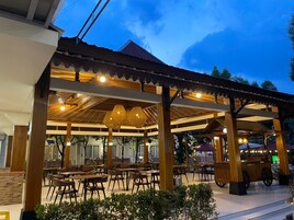 Breakfast, lunch, dinner served; international cuisine 