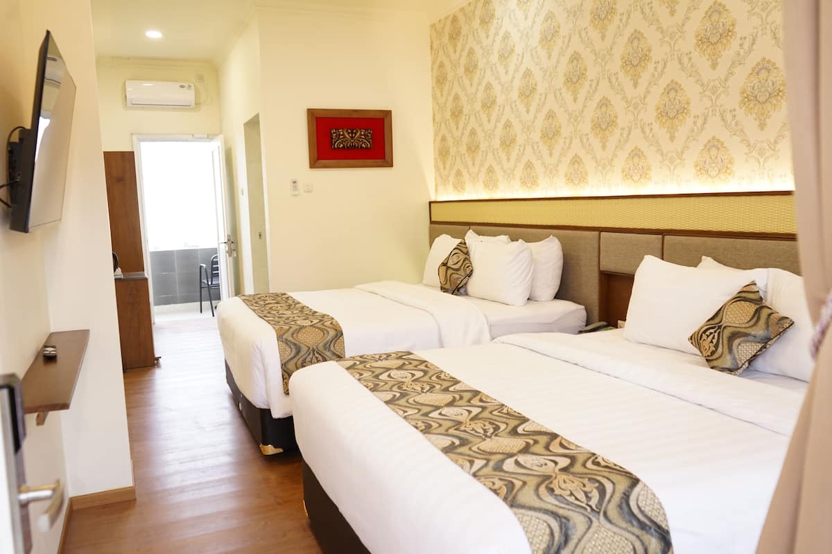 Poolside Balcony Twin Bed