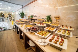 2 restaurants; breakfast, lunch, and dinner served