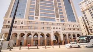 L’extérieur de l’hôtel Emaar Royal, avec son entrée en arc distinctif et sa façade moderne.