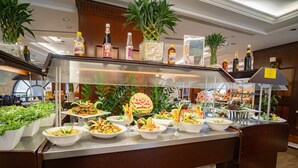 Un buffet proposant divers plats et accompagnements.