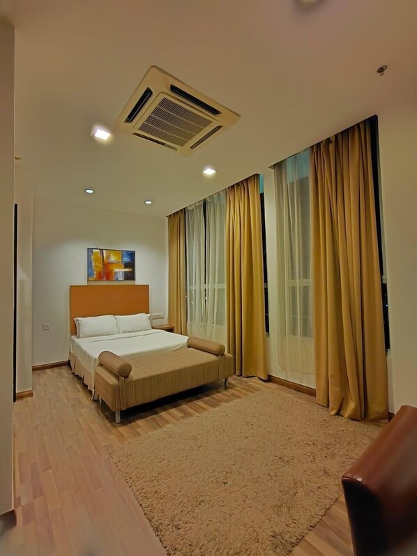 In-room safe, desk, soundproofing, iron/ironing board - Dormani Hotel Kuching (Kuching)