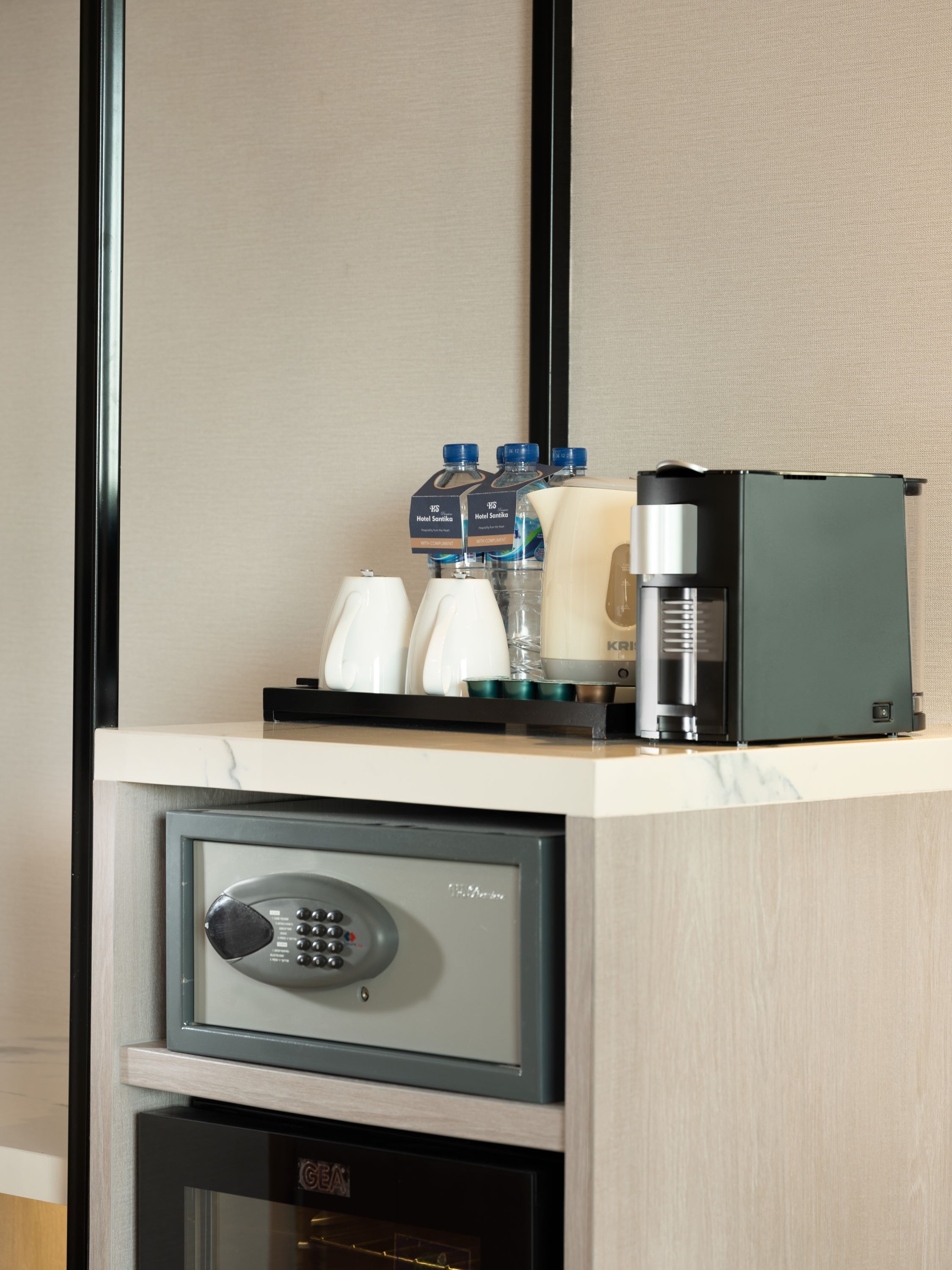 suite room | coffee and/or coffee maker