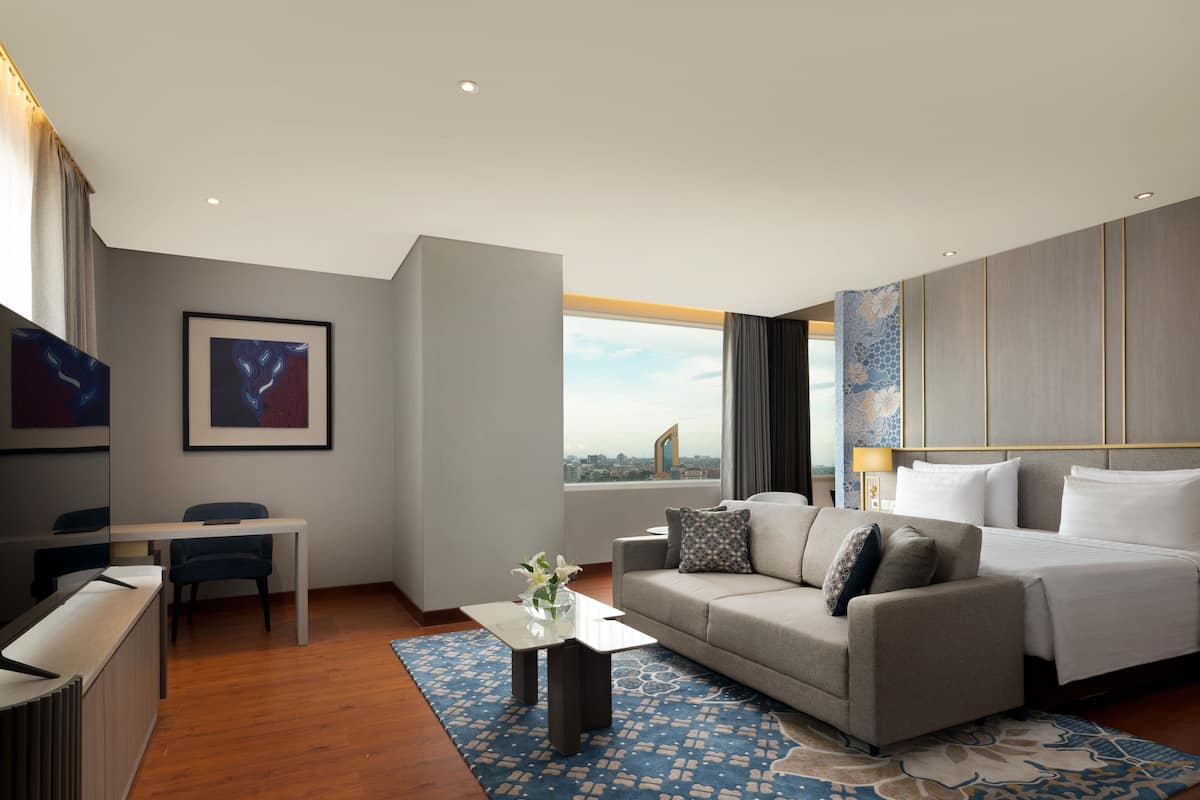 Suite Room | In-room safe, desk, laptop workspace, soundproofing