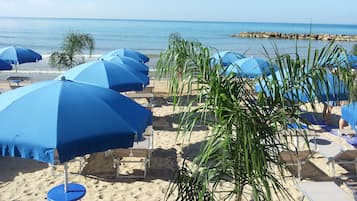 Yksityinen ranta lähistöllä, aurinkotuoleja, aurinkovarjoja