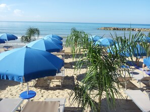 Plage privée à proximité, chaises longues, parasols