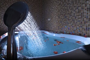 Suite Romantis, 1 Tempat Tidur Double, hot tub | Kamar mandi | Shower, perlengkapan mandi gratis, pengering rambut, dan handuk