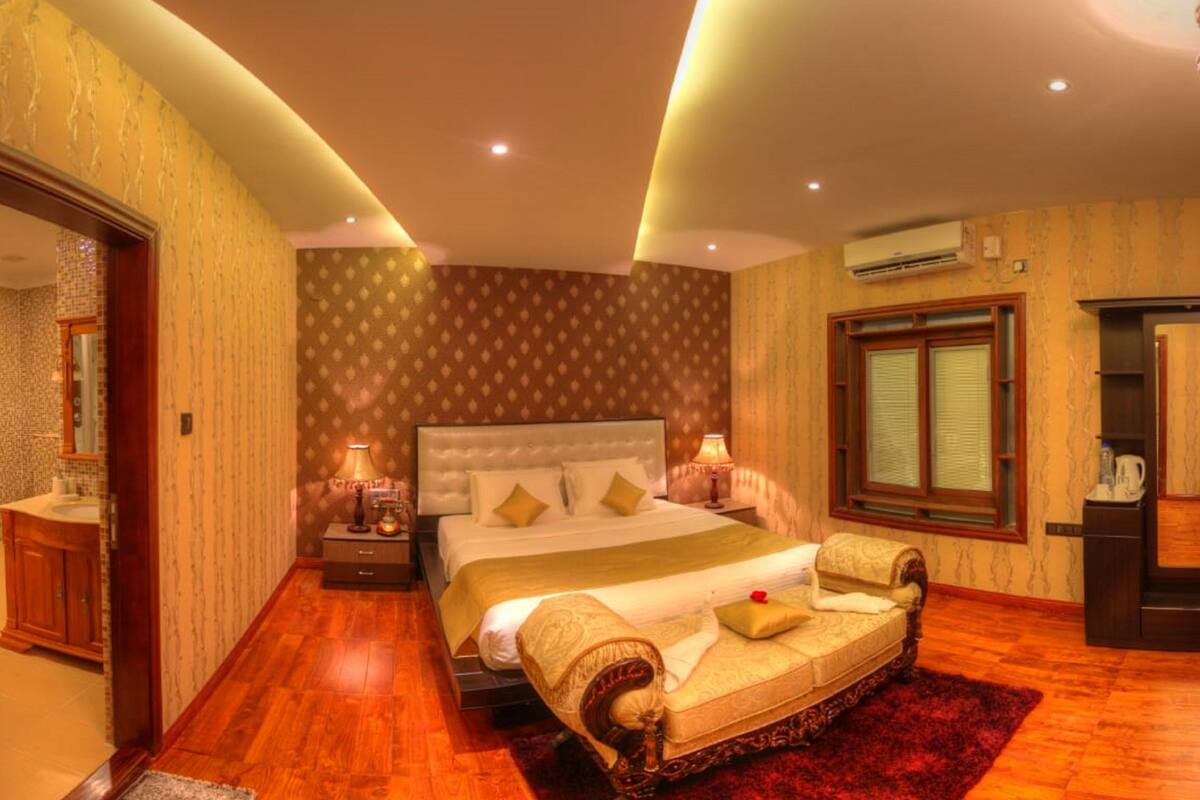 King Suite | Desk, laptop workspace, blackout curtains, soundproofing