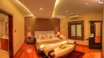 King Suite | Desk, laptop workspace, blackout curtains, soundproofing