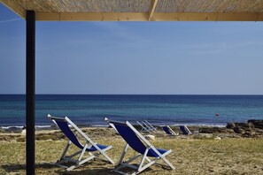Plage, chaises longues, parasols, beach-volley