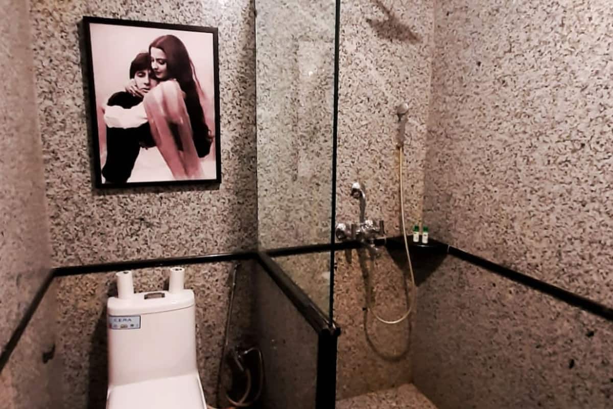 standard single room, 1 queen bed | bathroom | shower, free toiletries, hair dryer, slippers