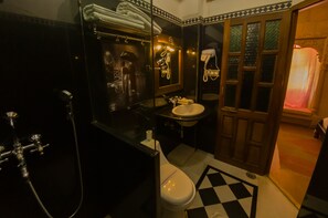 Deluxe-Doppel- oder -Zweibettzimmer, 1 King-Bett | Badezimmer | Dusche, kostenlose Toilettenartikel, Haartrockner, Hausschuhe