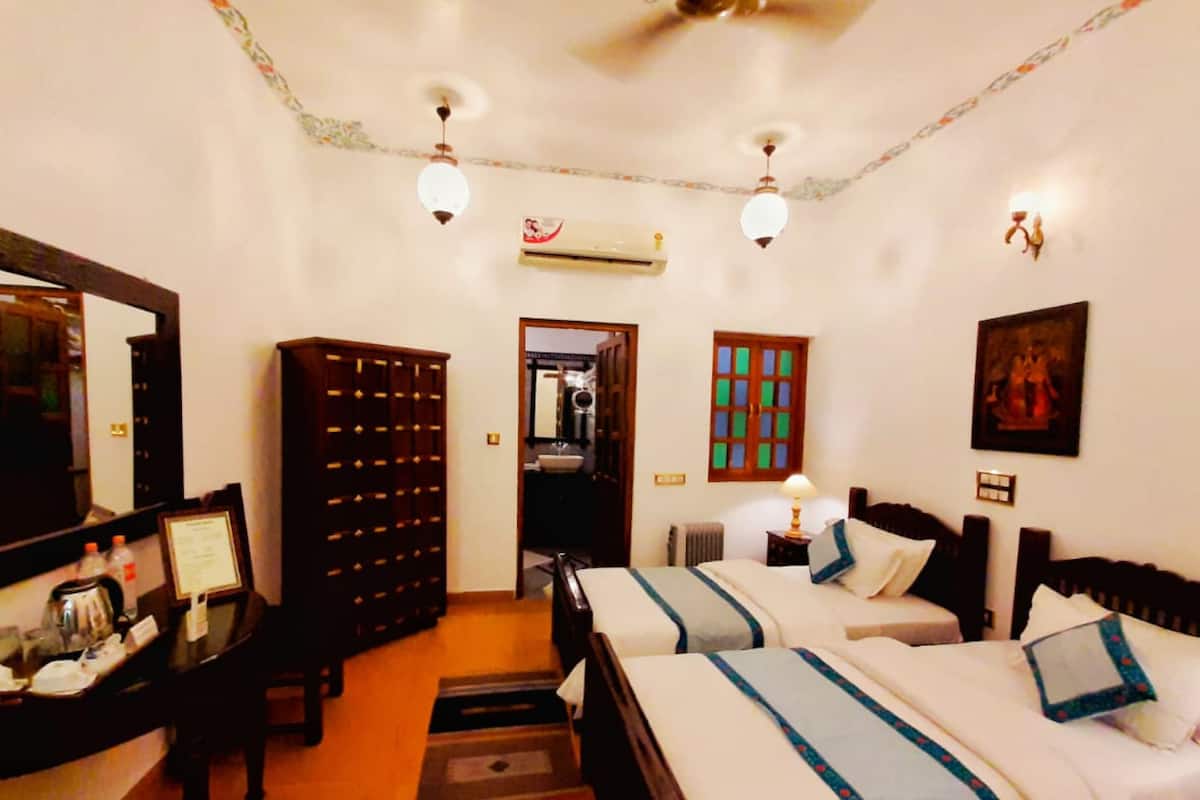 deluxe triple room, 3 single beds | select comfort beds, minibar, desk, laptop workspace