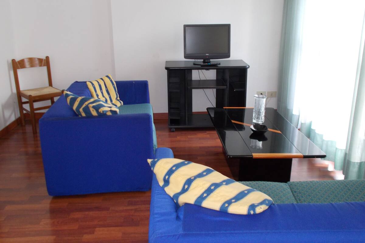 Apartamento superior | Zona de estar | Televisión de pantalla plana de 22 pulgadas con canales digitales