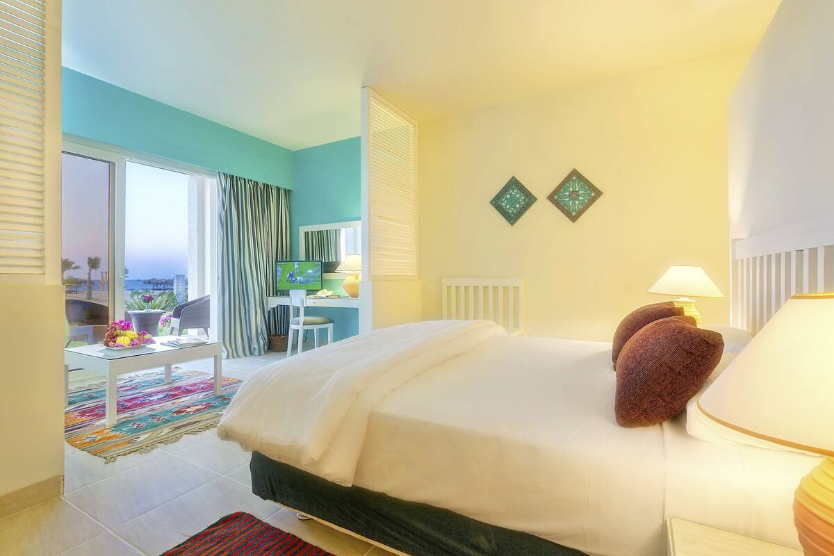 Minibar, in-room safe, desk, bed sheets