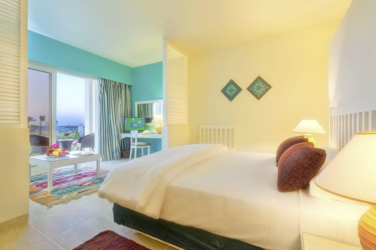 Minibar, in-room safe, desk, bed sheets