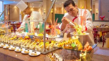 Petit déjeuner, déjeuner et dîner servis sur place