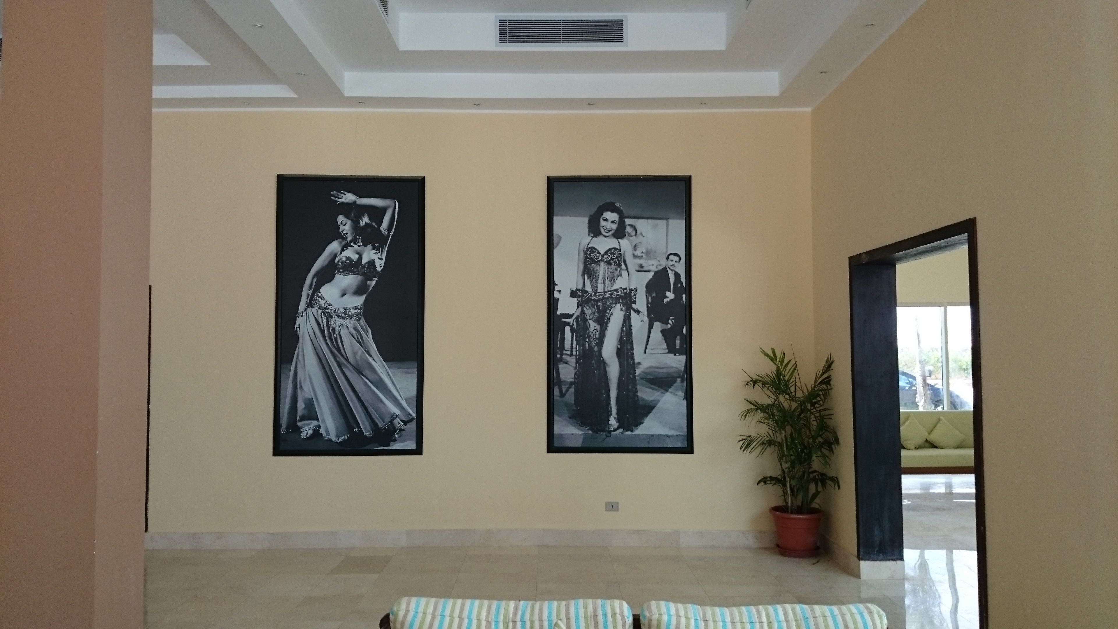 2 bars/lounges, 2 poolside bars