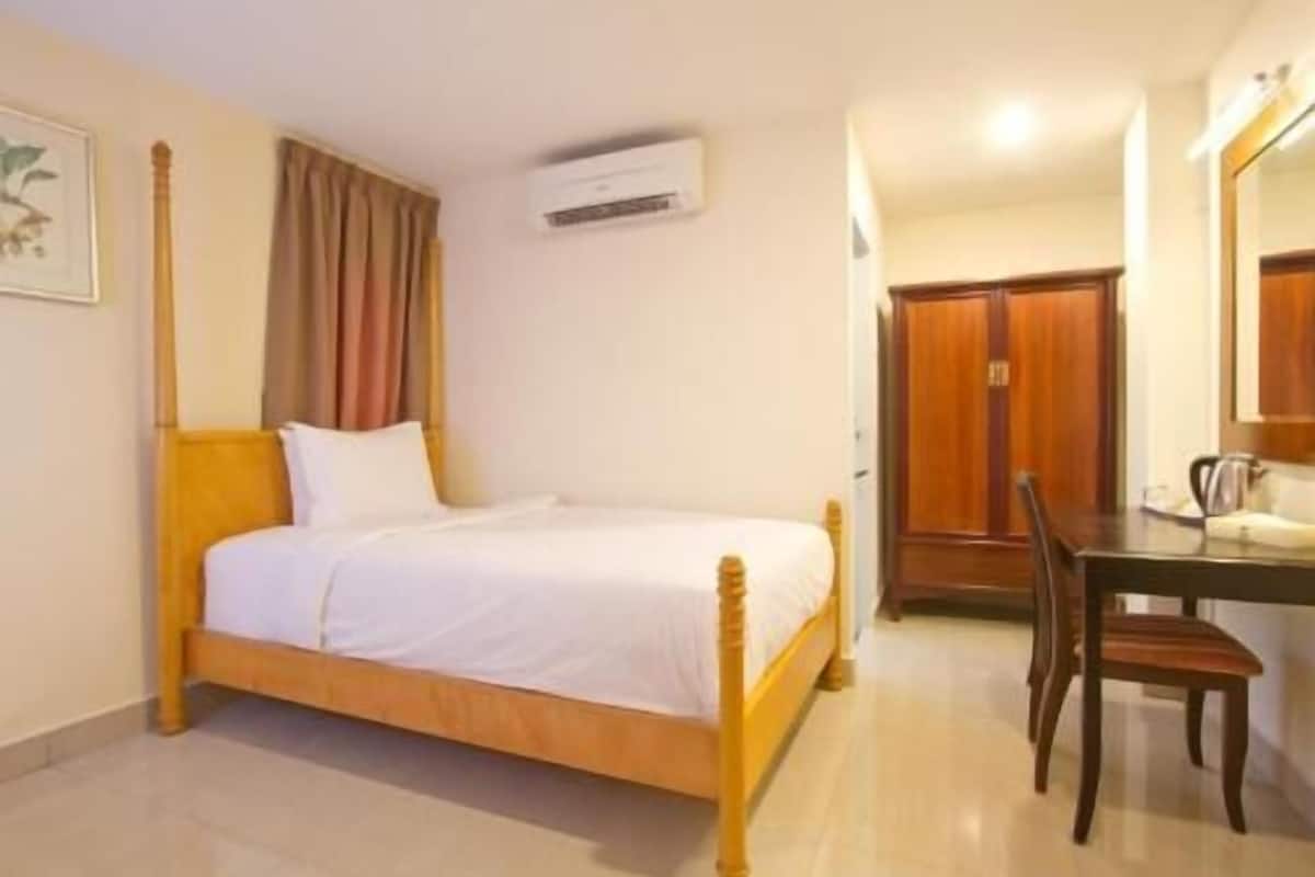 Brankas, meja kerja, Wi-Fi gratis, dan seprai linen