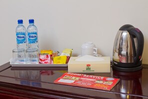 Mesin pembuat kopi/teh dan ketel listrik