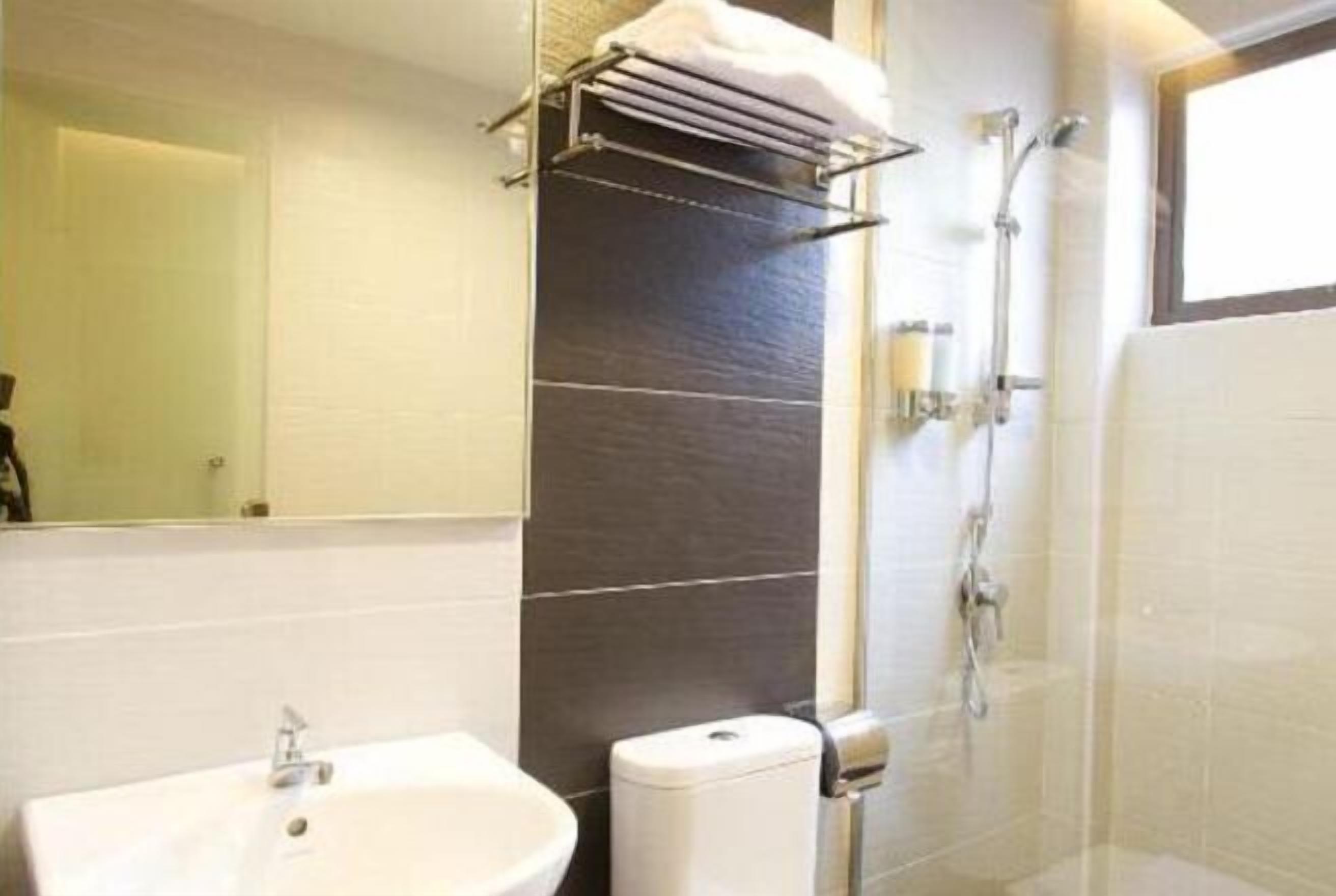 バスルーム | シャワー、ヘアドライヤー、スリッパ、ビデ