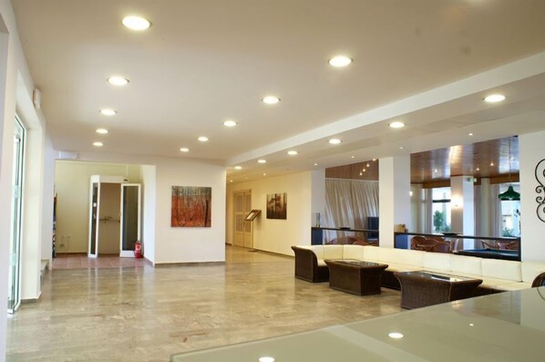 Lobby sitting area - Island Beach Resort (Corfu)